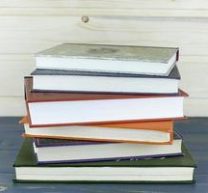 3736881-livros-velhos-em-uma-estante-de-madeira-sem-etiquetas-grátis-foto